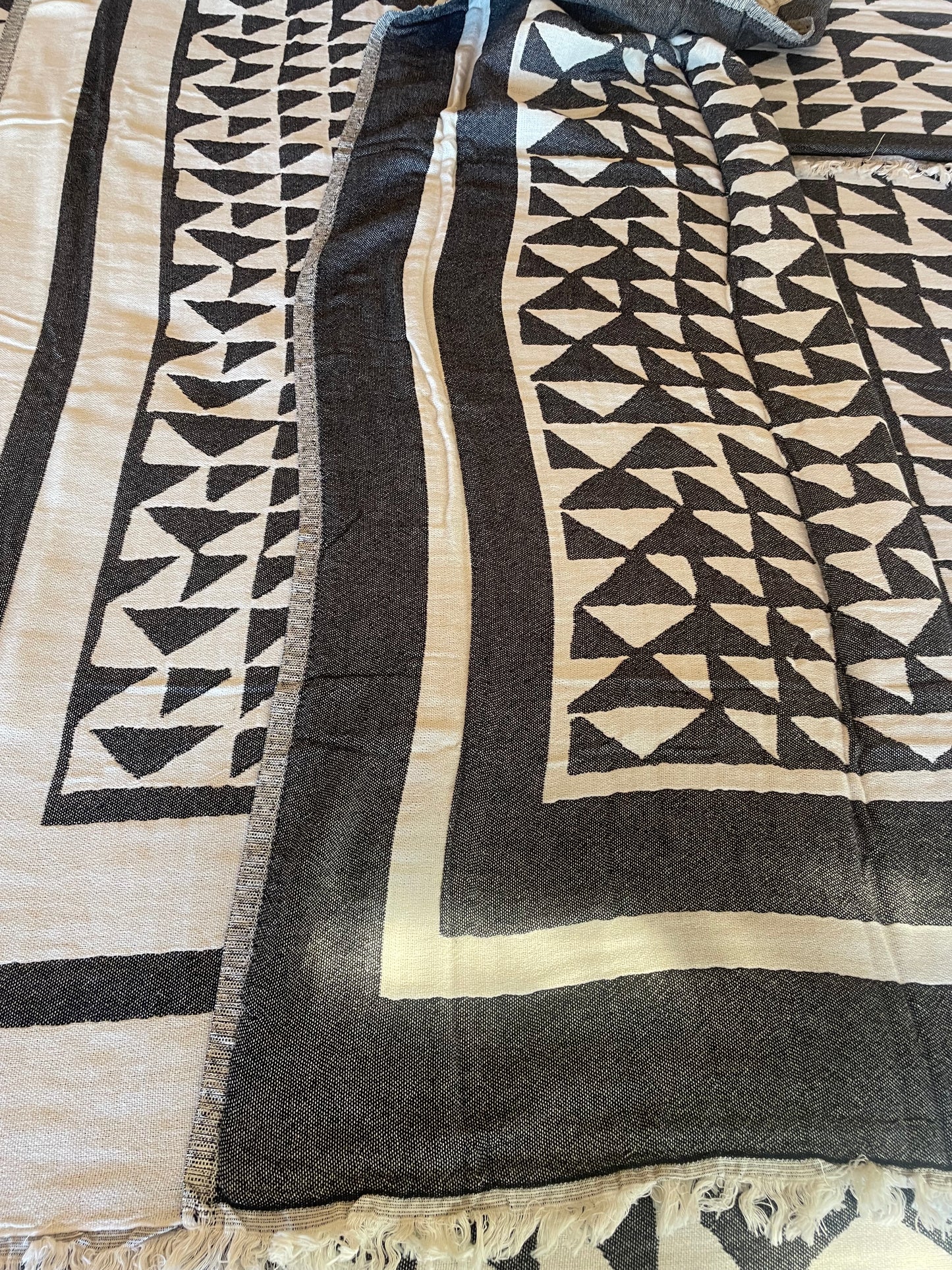 Black Piramit Throw