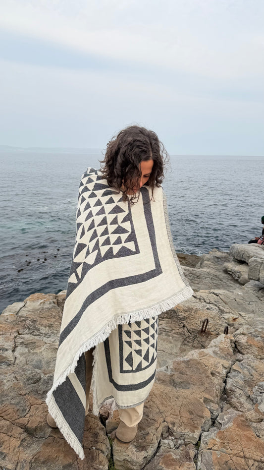 Black Piramit Throw