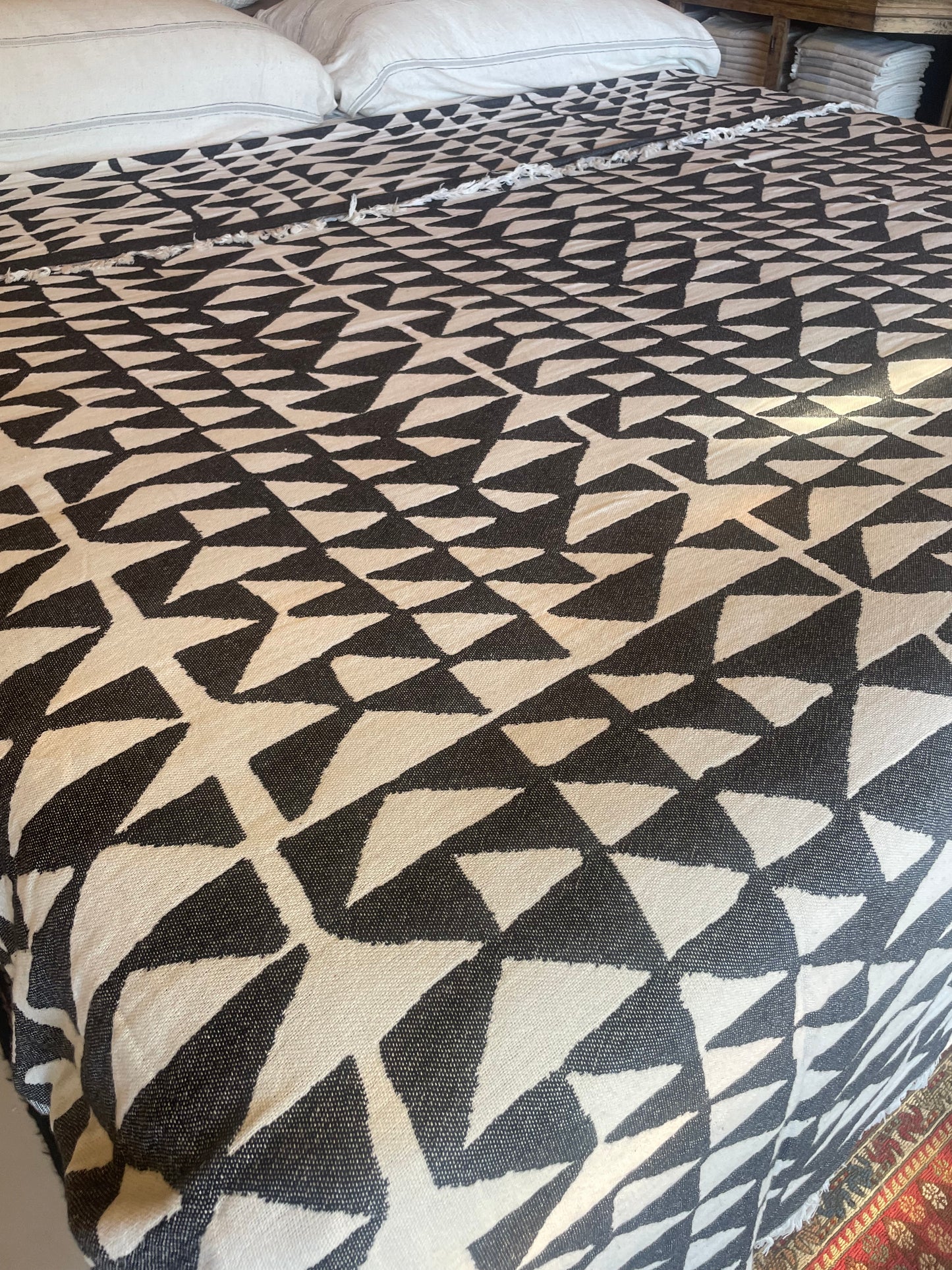 Black Piramit Blanket