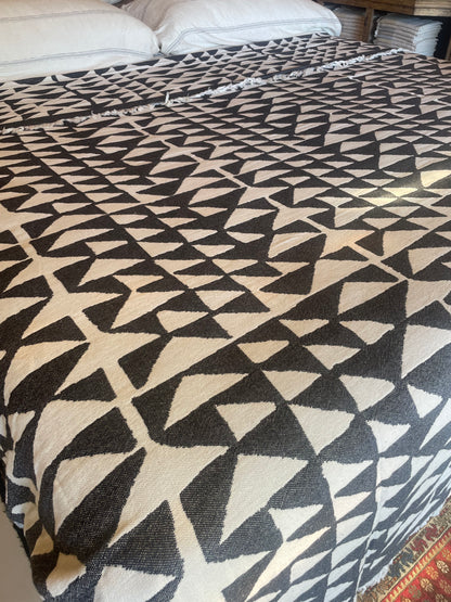 Black Piramit Blanket