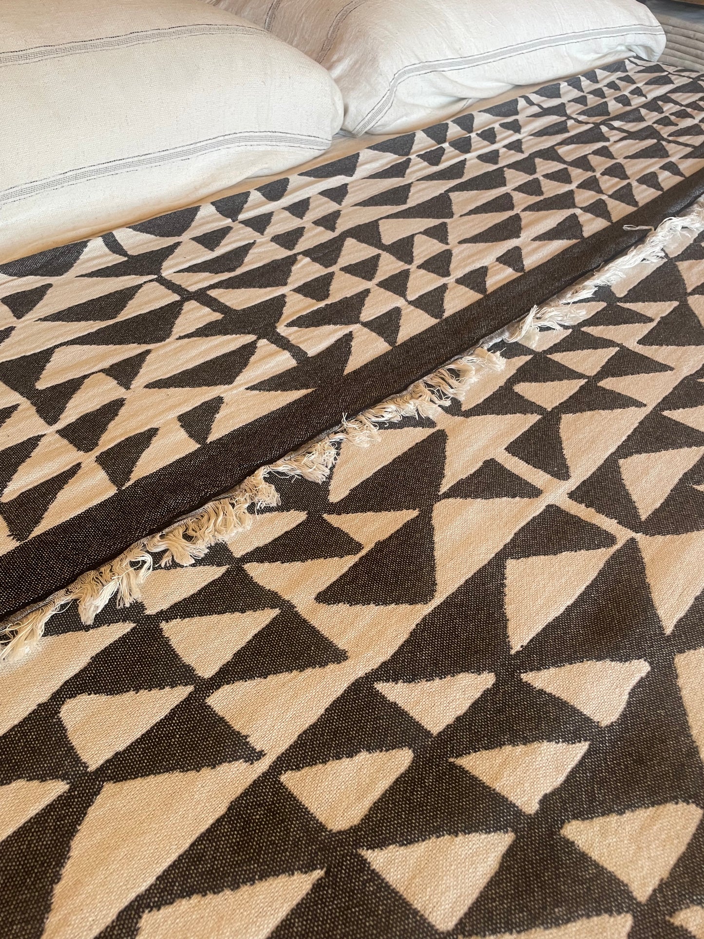 Black Piramit Blanket