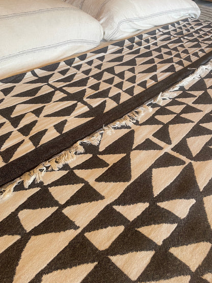 Black Piramit Blanket