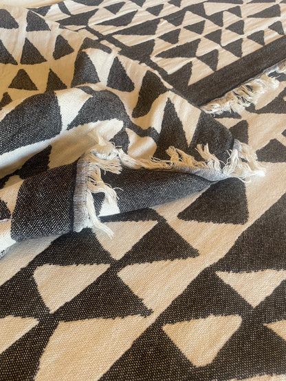 Black Piramit Blanket