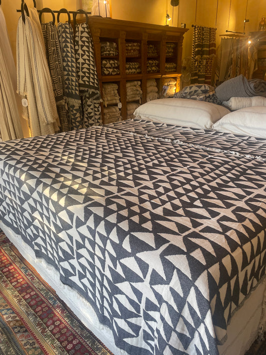 Black Piramit Blanket