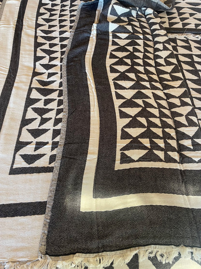 Black Piramit Throw