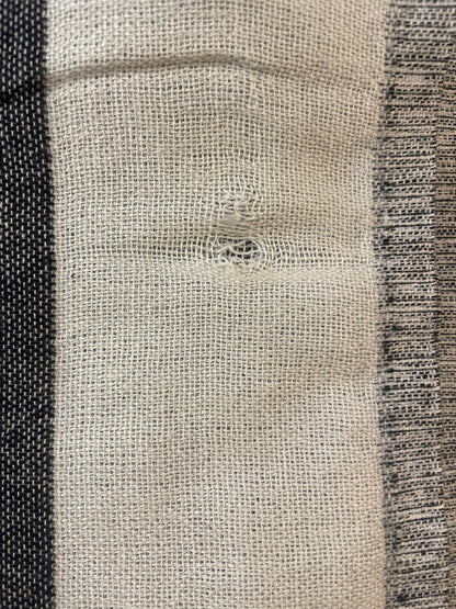 Damaged Black Piramit Throw