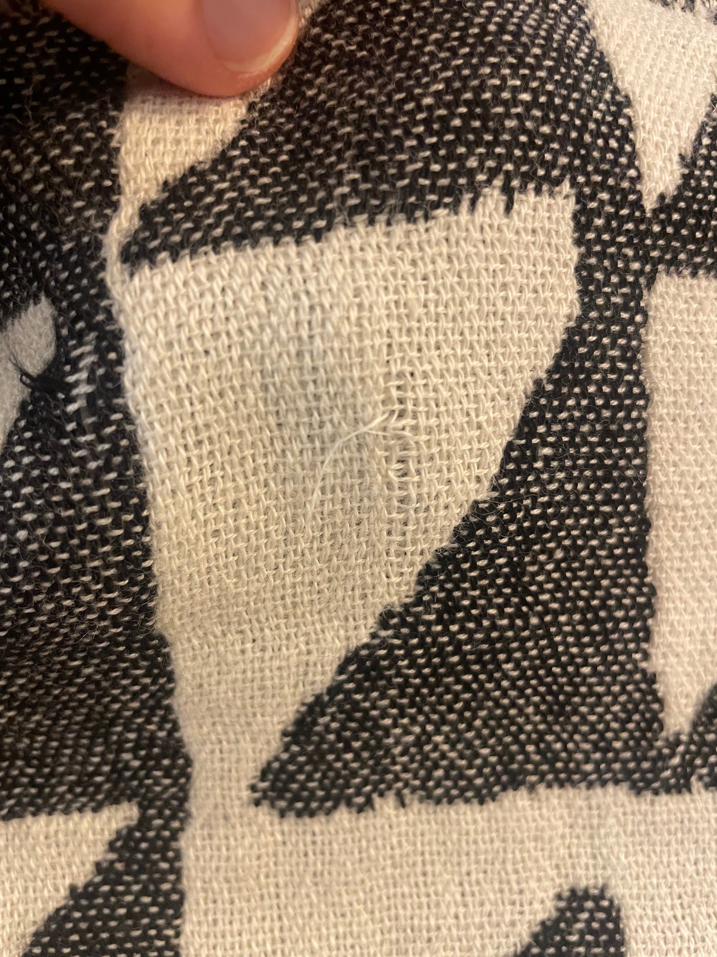 Small Snag Black Piramit Blanket