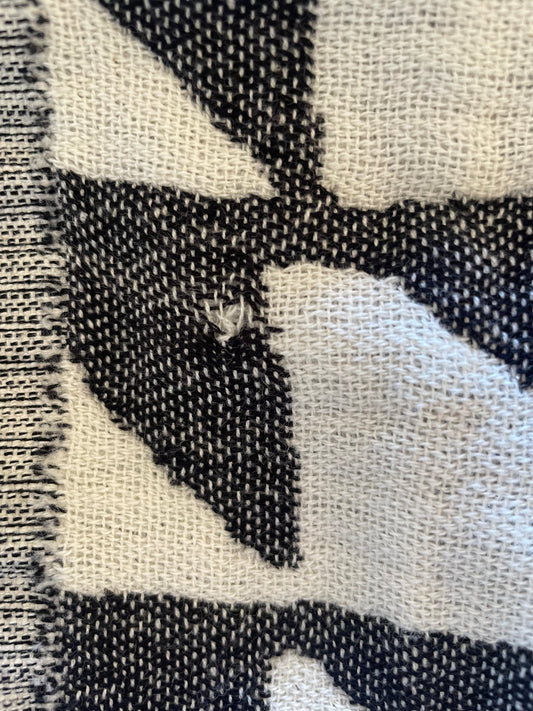Black Piramit Blanket "Small Snag"